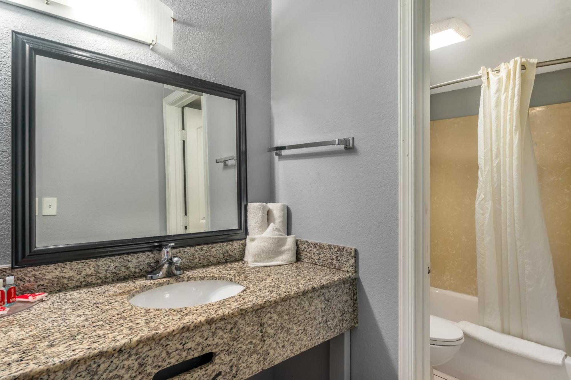 Econo Lodge Inn & Suites I-64 & Us 13 Βιρτζίνια Μπιτς Εξωτερικό φωτογραφία